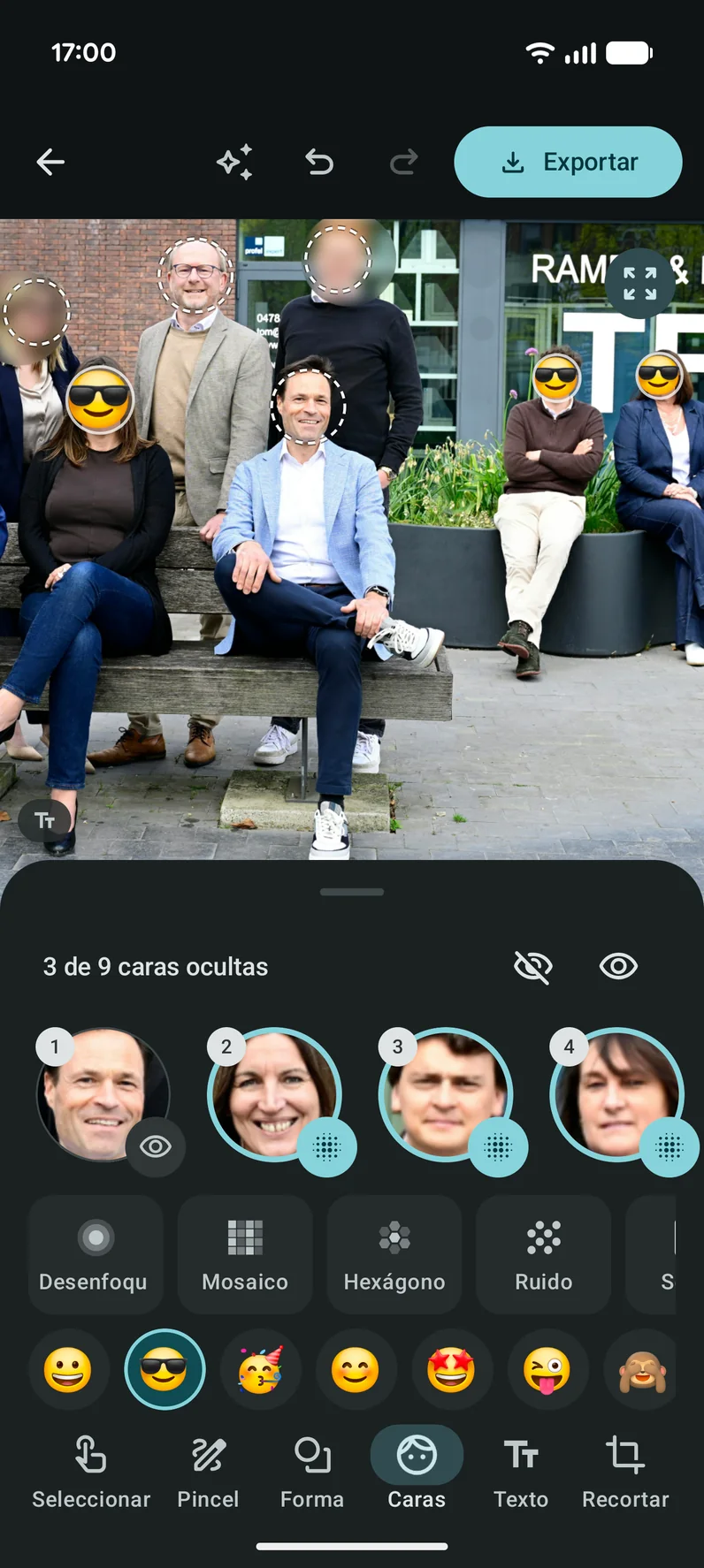 Caras encontradas en una foto, cubiertas con desenfoque y emoji