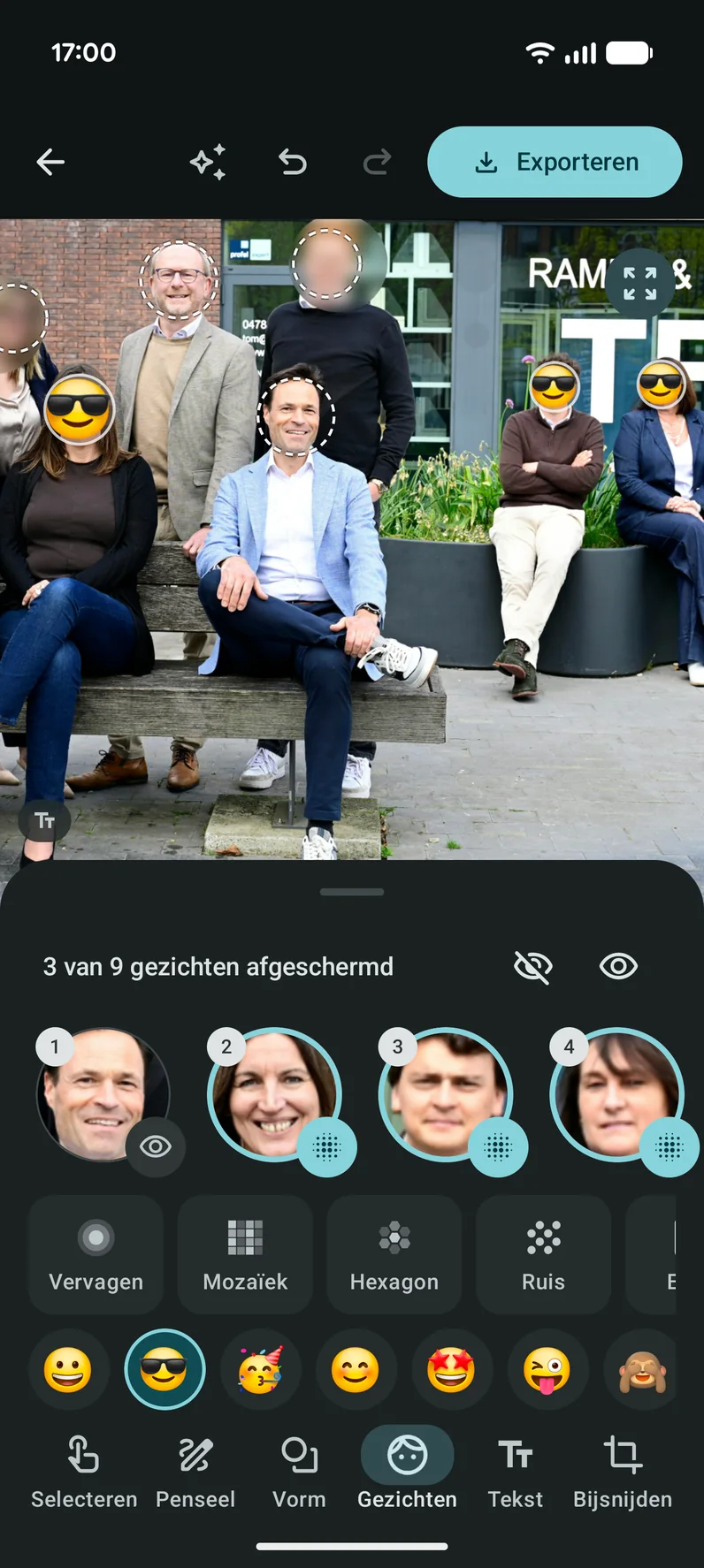 Gezichten gevonden in een foto, afgedekt met vervaging en emoji