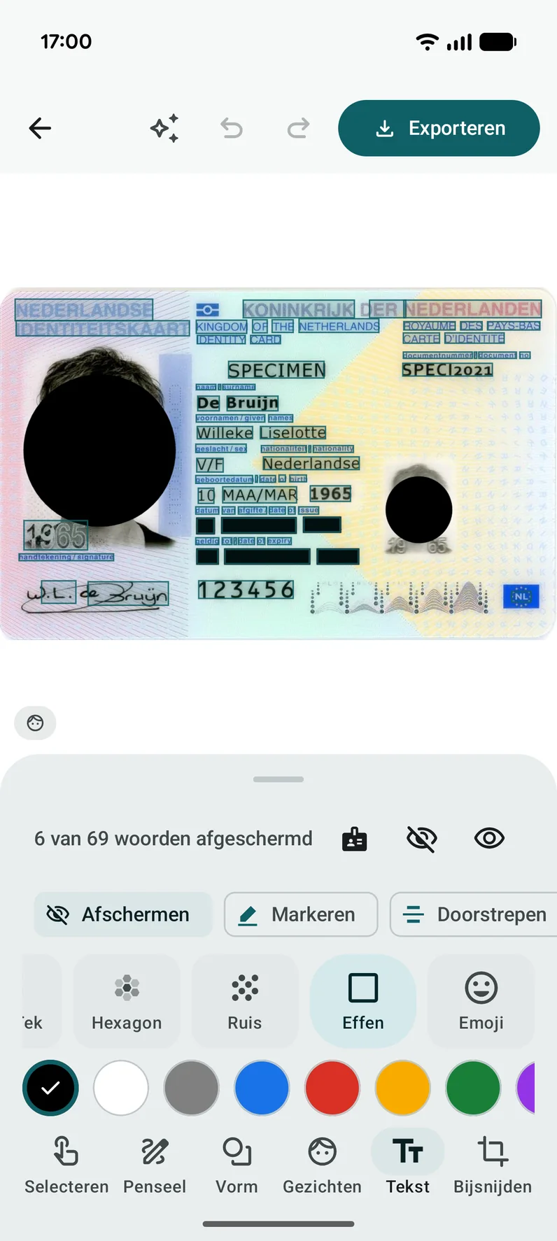 Een identiteitskaart met de nummers, datums en foto afgedekt met één tik